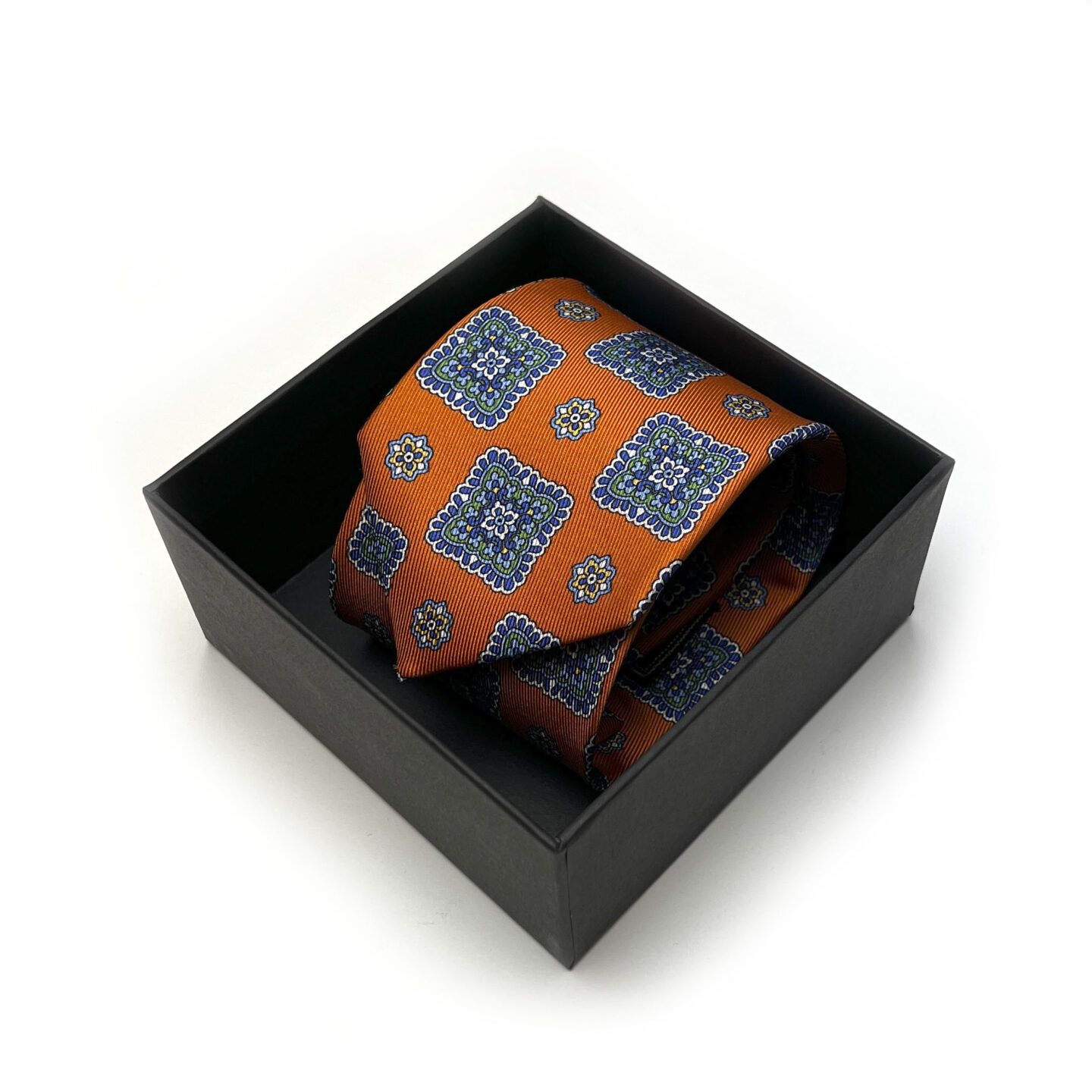 oranzines spalvos kaklaraistis su geometrinemis geliu rasto figuromis