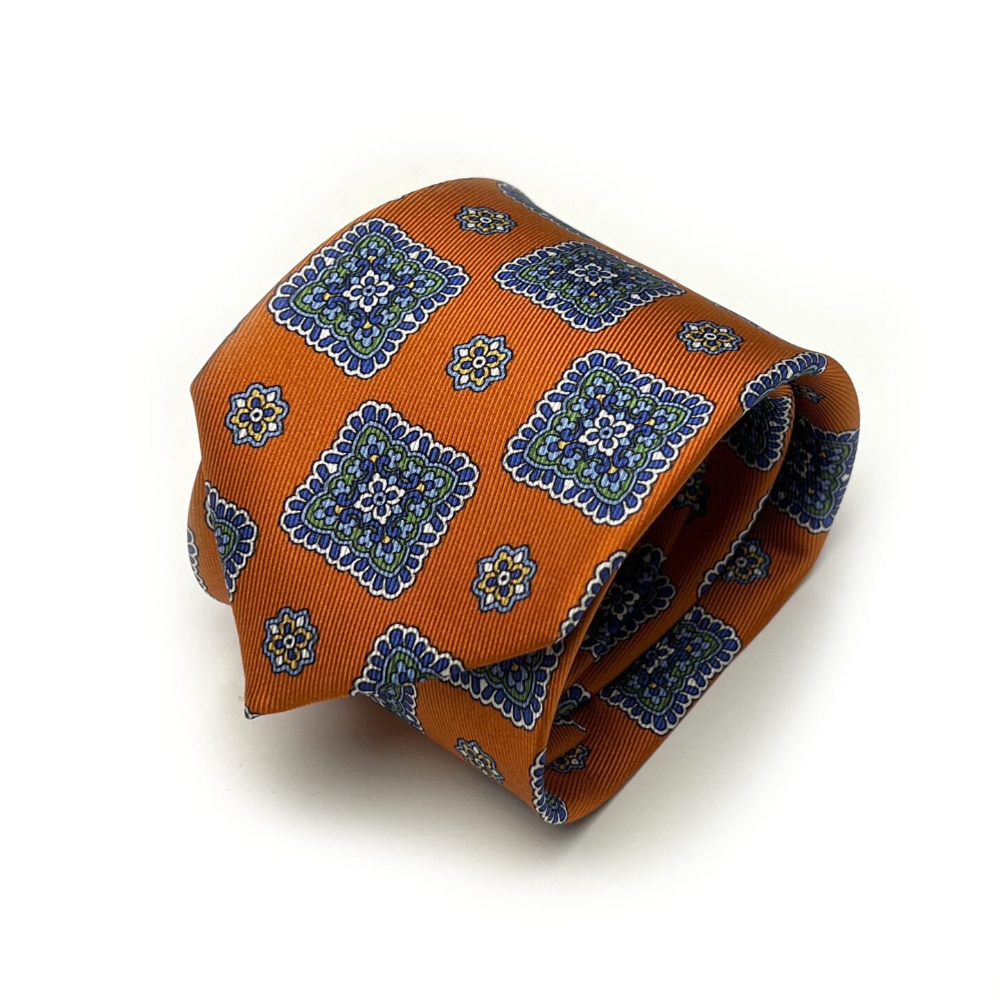 oranzines spalvos kaklaraistis su geometrinemis geliu rasto figuromis