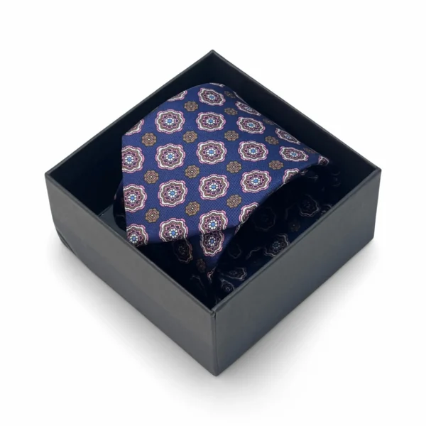 violetinis kaklaraištis su ornamentais
