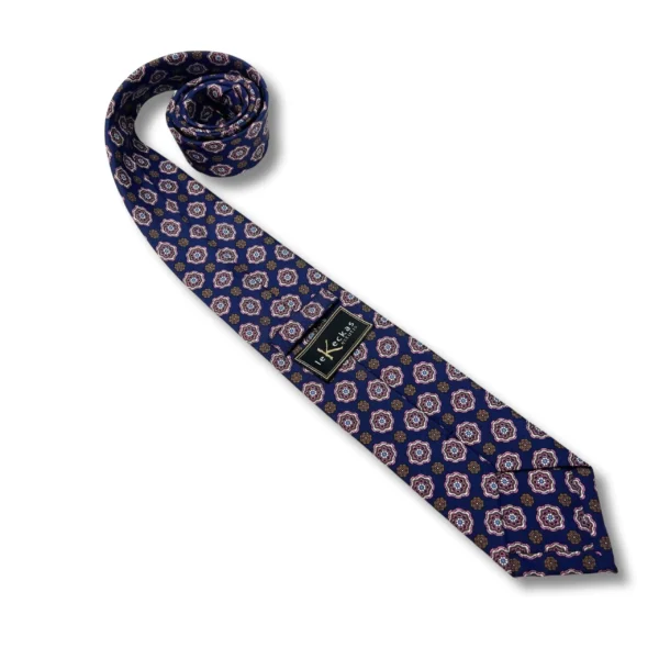violetinis kaklaraištis su ornamentais
