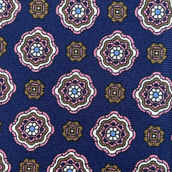 violetinis kaklaraištis su ornamentais
