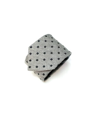 Natūralaus šilko pilkas kaklaraištis su juodais kvadratais
