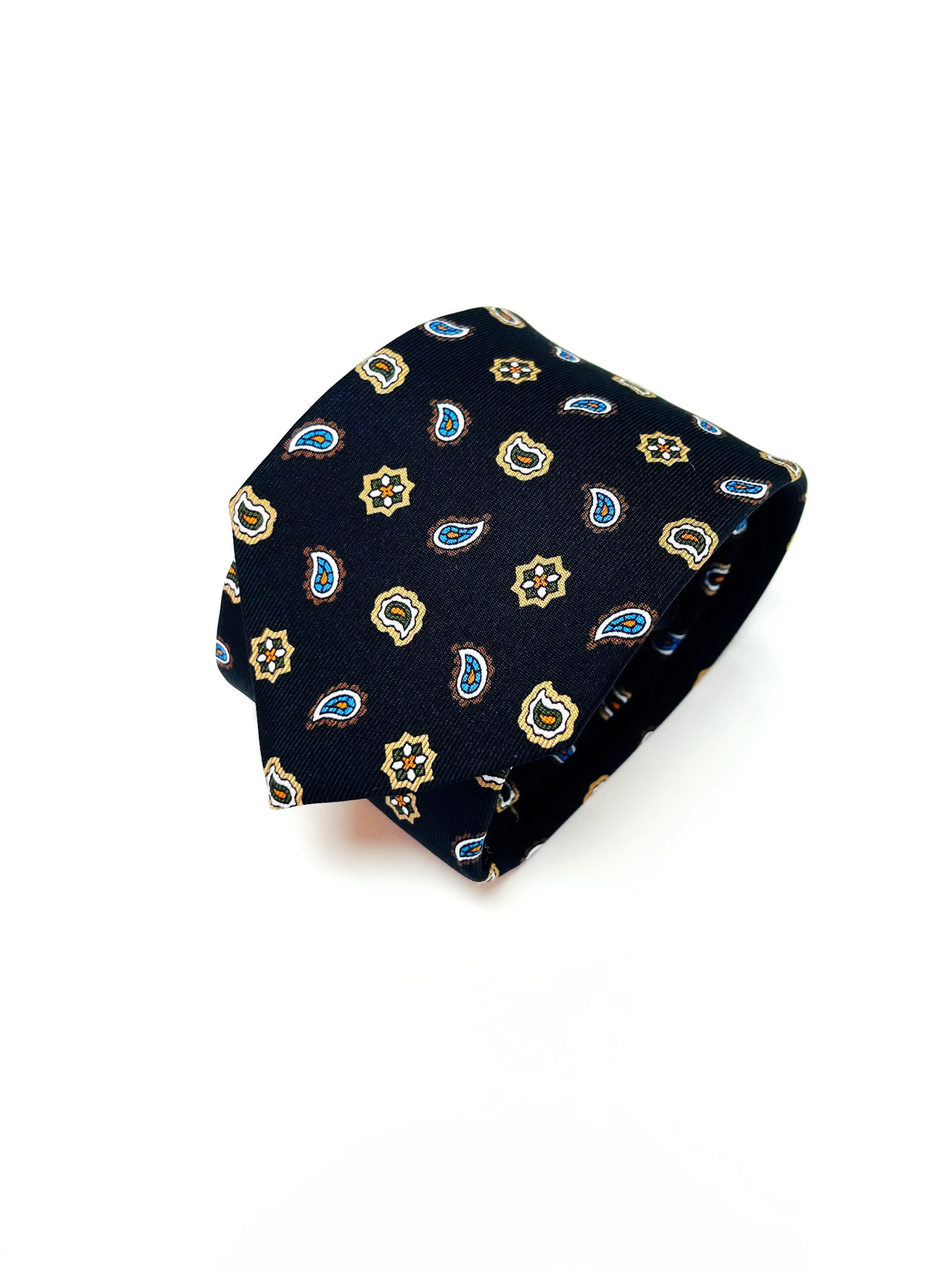 Natūralaus šilko juodas kaklaraištis su peislio raštais