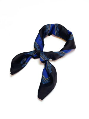 Natūralaus šilko violetinė kaklaskarė su raštais