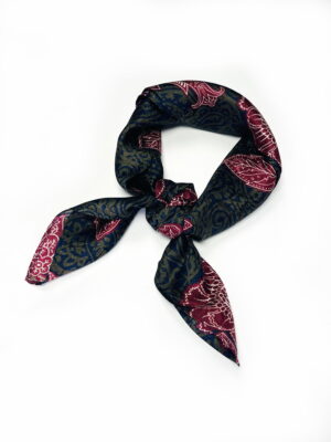 Natūralaus šilko marga kaklaskarė su gėlių raštu