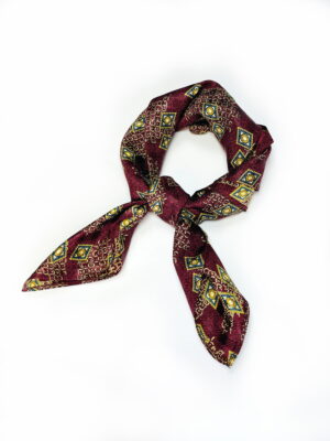 Natūralaus šilko bordo kaklaskarė su geometriniu raštu