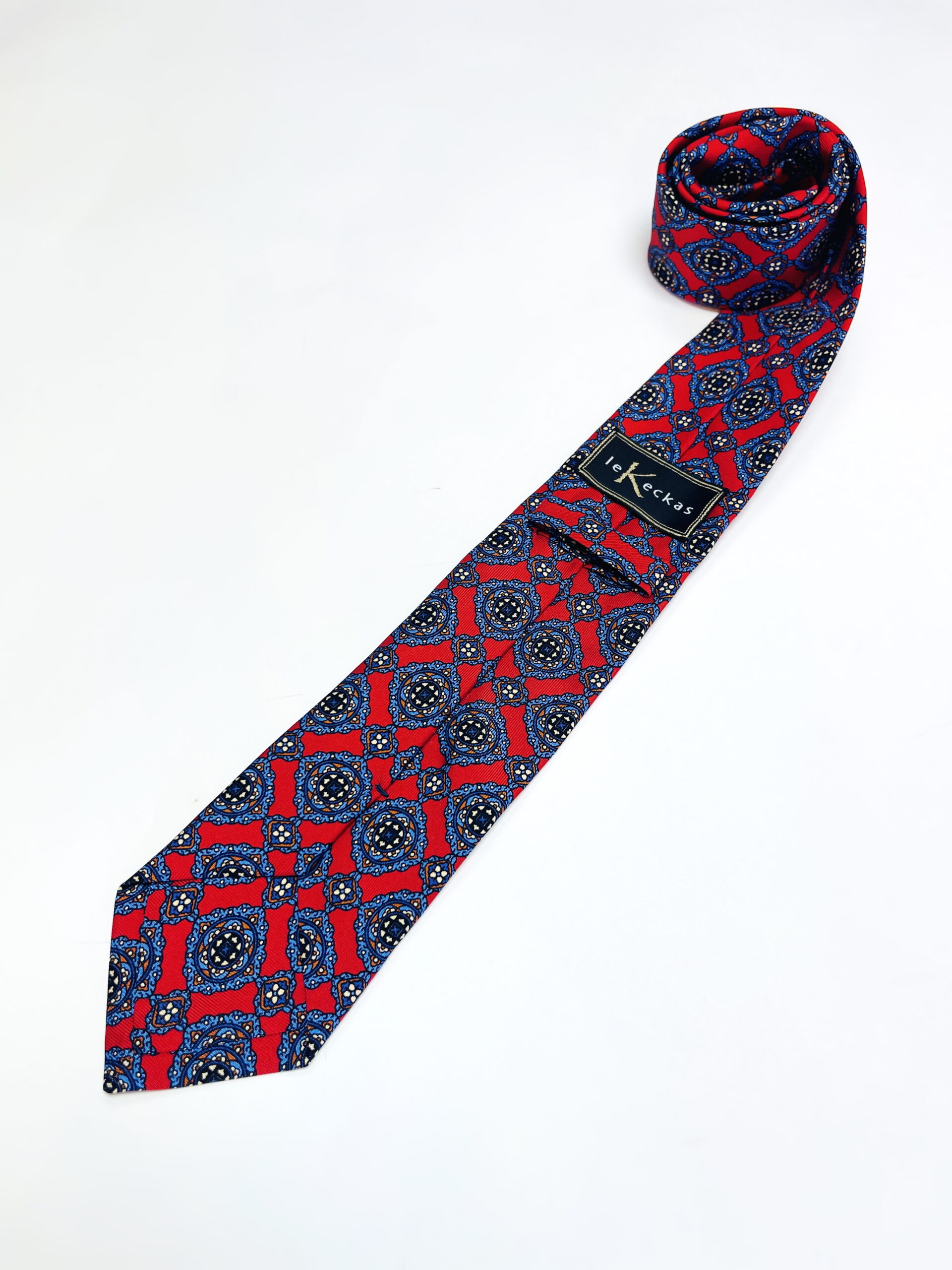 Natūralaus šilko raudonas kaklaraištis su mėlynais ornamentais
